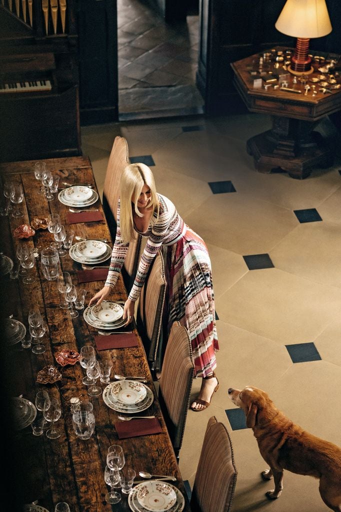 Claudia Schiffer en su mesa de comedor con su perro