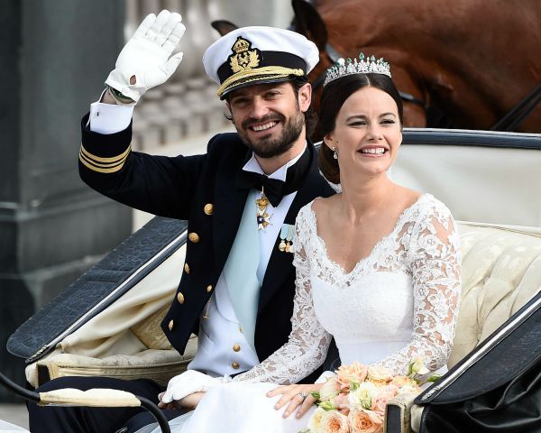 Carlos Felipe de Suecia y Sofia Hellqvist, en un carruaje por las calles de Estocolmo, tras darse el 'sí quiero' este mismo verano.
