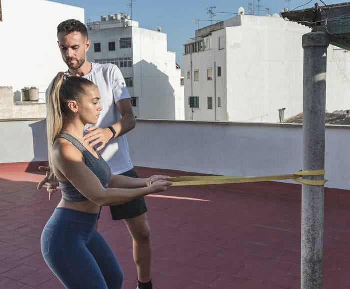 mujer entrenando con su entrenador