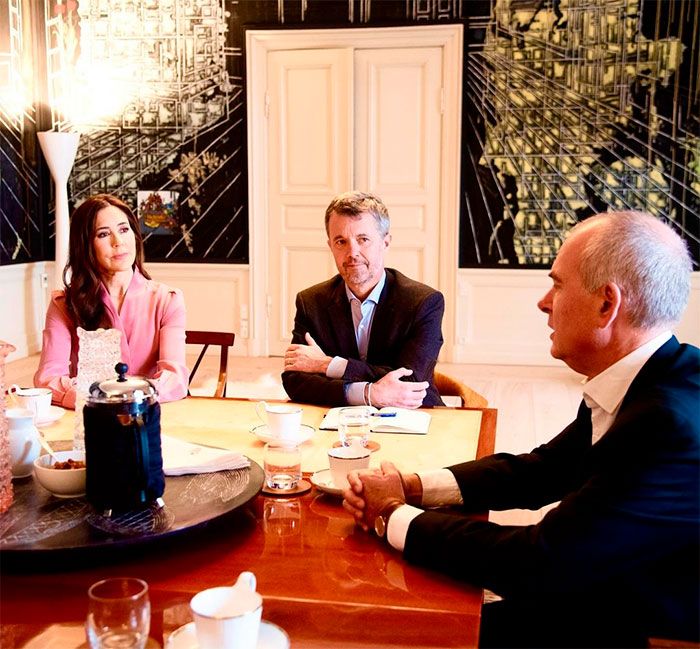 Federico y Mary de Dinamarca en una reunion en el palacio de Amalienborg