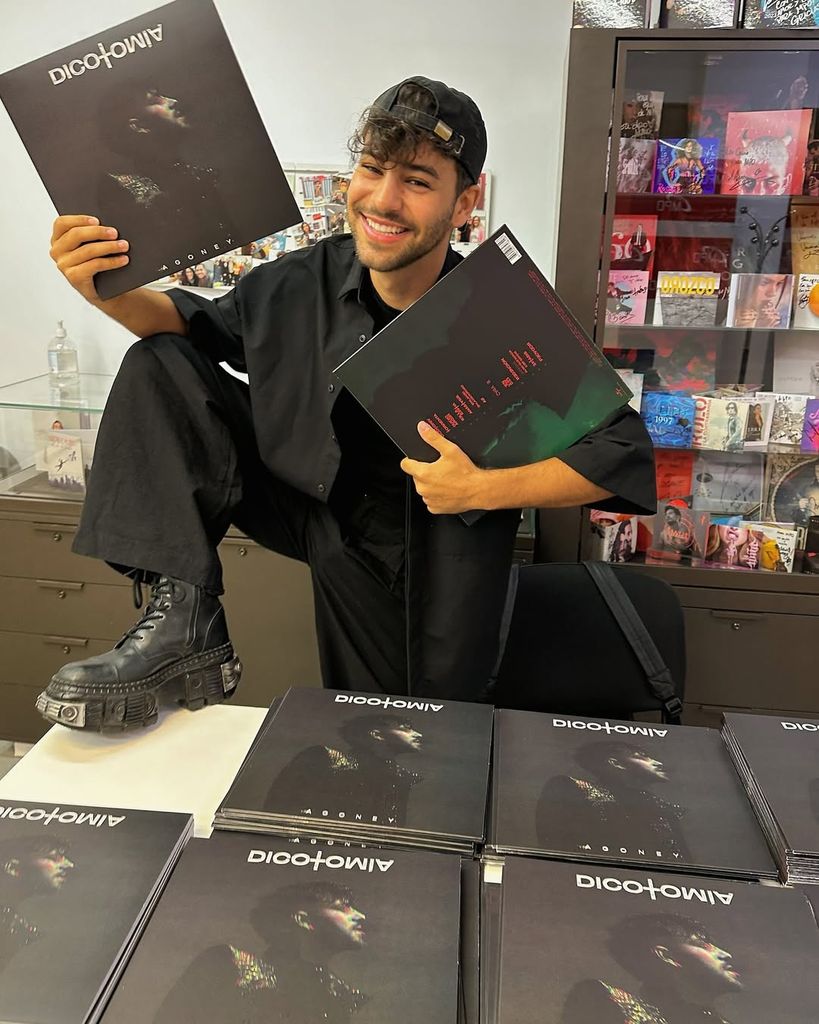 Agoney con su disco 