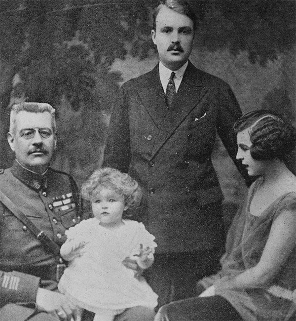 Foto de familia en la que aparecen el príncipe Luis II de Mónaco junto a su hija Carlota, el marido de ésta, el conde Pierre de Polignac, y su hija, la princesa Antonieta, poco antes del nacimiento de Rainiero de Mónaco
