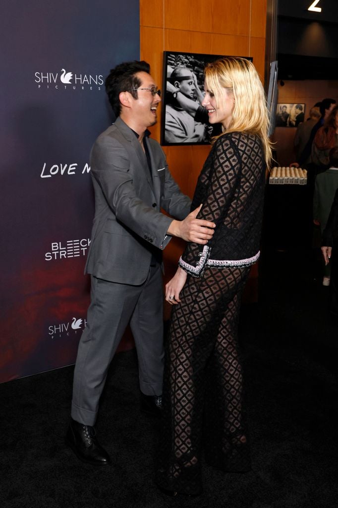 Kristen Stewart y Steven Yeun durante la presentación de su nueva película