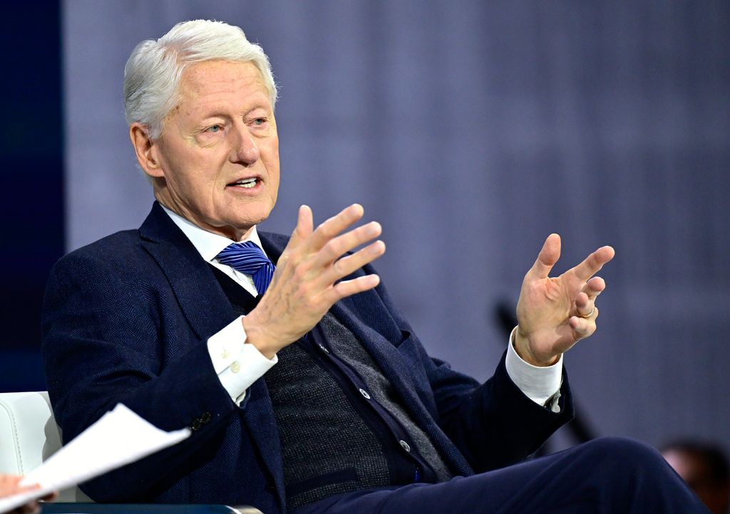 El expresidente Bill Clinton habla en el escenario durante el New York Times Dealbook Summit 2024 en el Jazz Lincoln Center el 4 de diciembre de 2024 en la ciudad de Nueva York