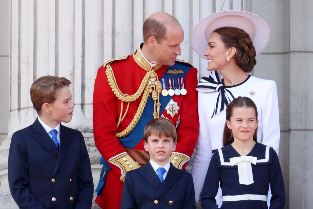 Los príncipes de Gales con sus tres hijos: los príncipes George, Charlotte y Louis, suyos son los primeros puestos en la línea sucesoria al trono británico