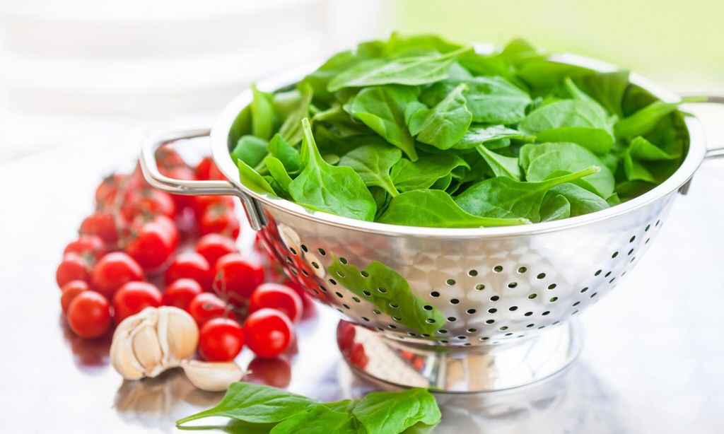 Las espinacas, los tomates y los ajos se encuentran entre los alimentos que cuidan tu sistema inmune