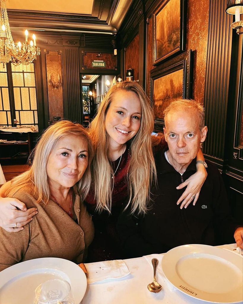 Esmeralda Moya, con su madre Isabel y su padre Ángel en una imagen de archivo