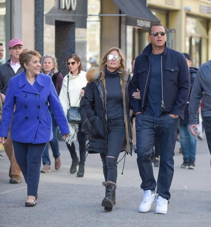 Jennifer López y Álex Rodríguez con la madre de la artista