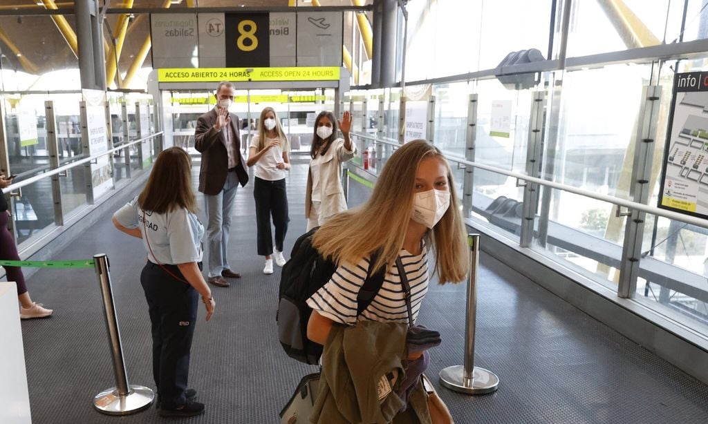 spanish princess says goodbye at airport to family