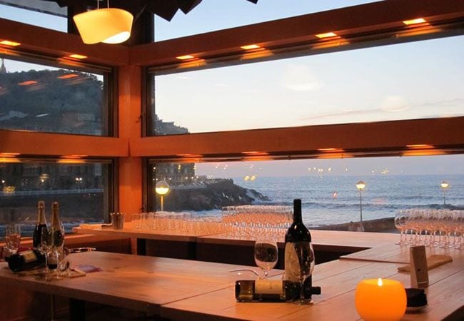 Con vistas al mar, al hotel María Cristina o al Teatro Victoria Eugenia, la ubicación del restaurante Ni Neu en Donosti es una de las más privilegiadas de la ciudad. 