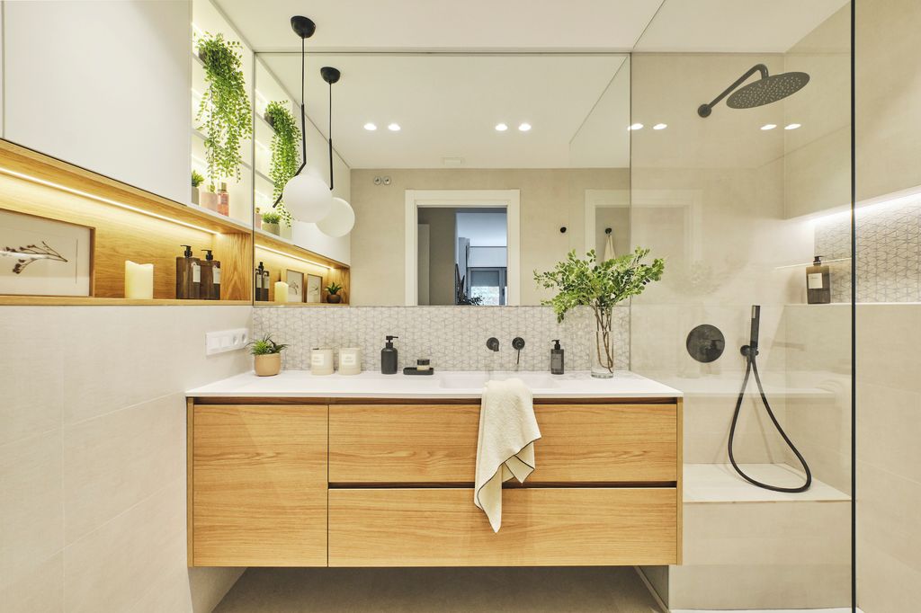 Baño moderno con hornacinas con mueble de baño de madera