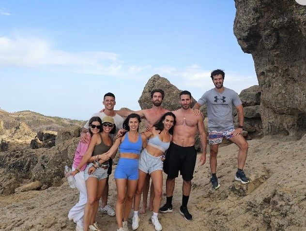 Miguel Ángel Silvestre acompañado por sus amigos