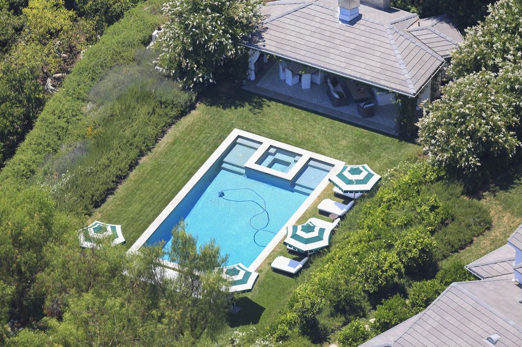 También tiene una piscina al aire libre y casa de huéspedes