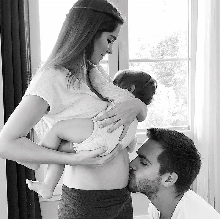 Natalia Sánchez y Marc Clotet, con su hija Lia