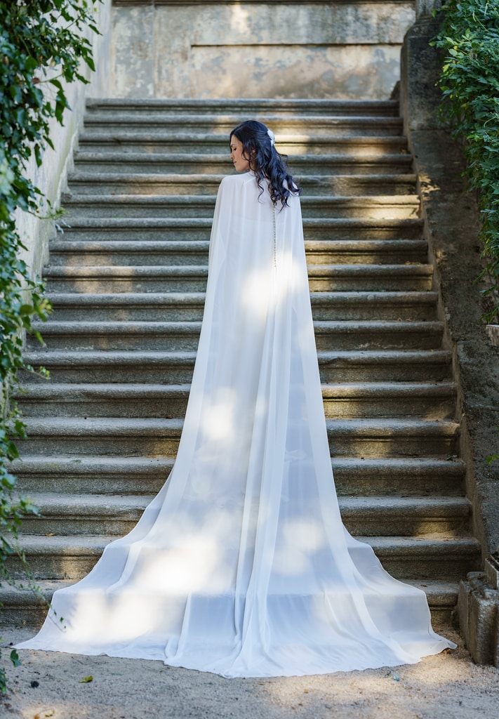 Vestido de novia con capa de Valérie Moreau