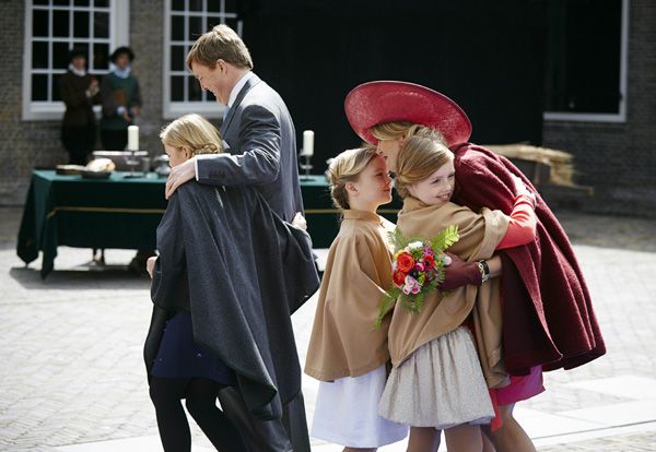 La reina Máxima, la más querida, la más popular, la más aclamada, se ha mostrado en todo momento muy pendiente de sus tres princesas
