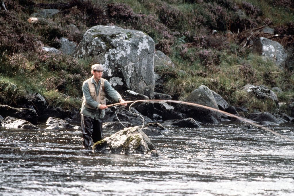El rey Carlos, pescando en Escocia en 1972