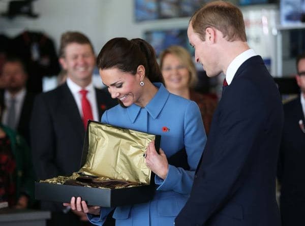 Guillermo y Catherine reciben un regalo en el acto conmemorativo de la Primer Guerra Mundial en el Centro Histórico de Aviación de Omaka
