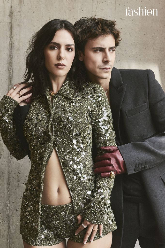 Camila y Alejandro con total looks de la colección otoño-invierno 2024 de Gucci, collar y anillos Clash, y anillos Panthère y Trinity, de Cartier.