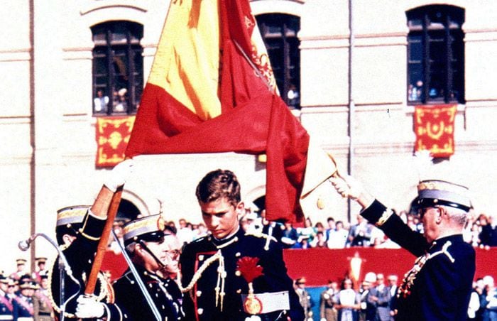 el rey Felipe jurando bandera