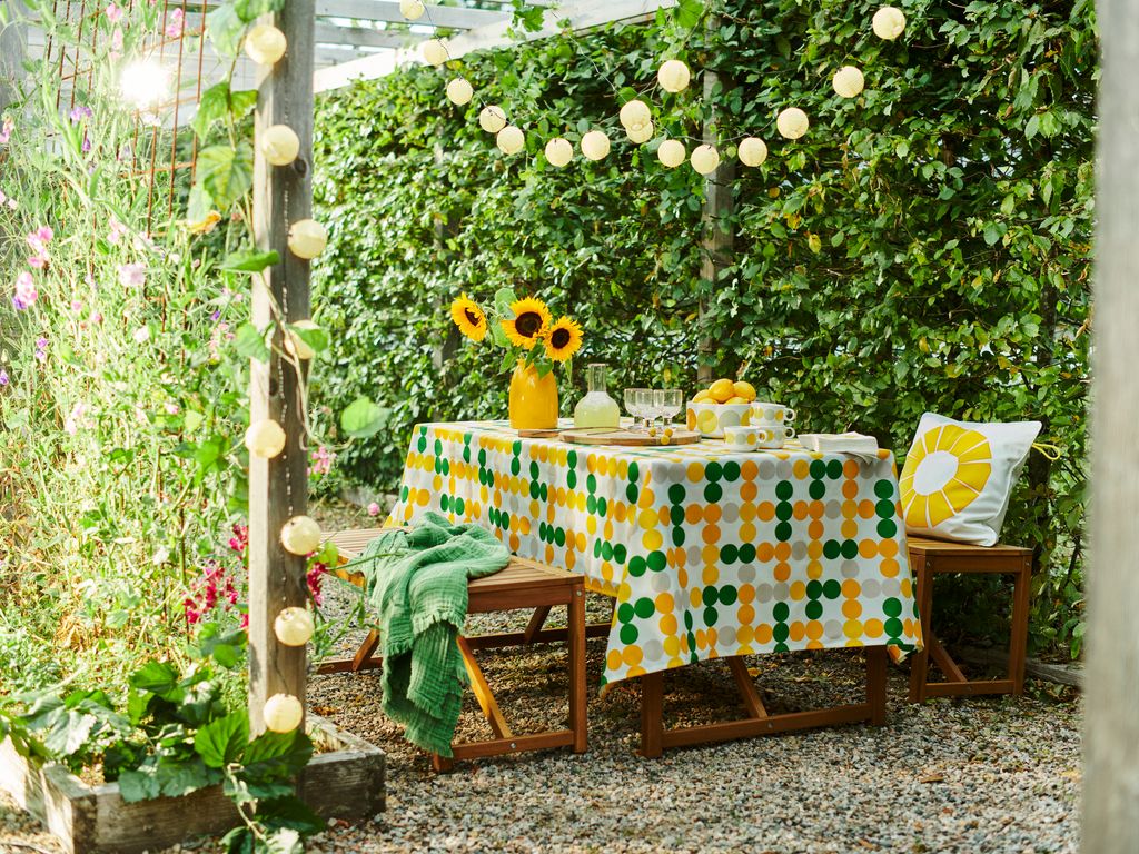 Comedor de verano con textiles amarillos y verdes