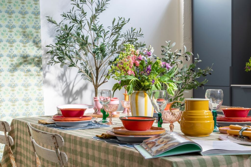 Mesa puesta con flores y cerámica de colores