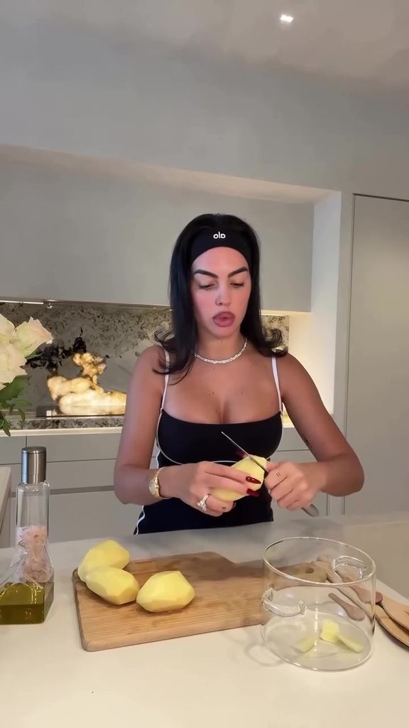 Georgina mostró sus habilidades como cocinera.