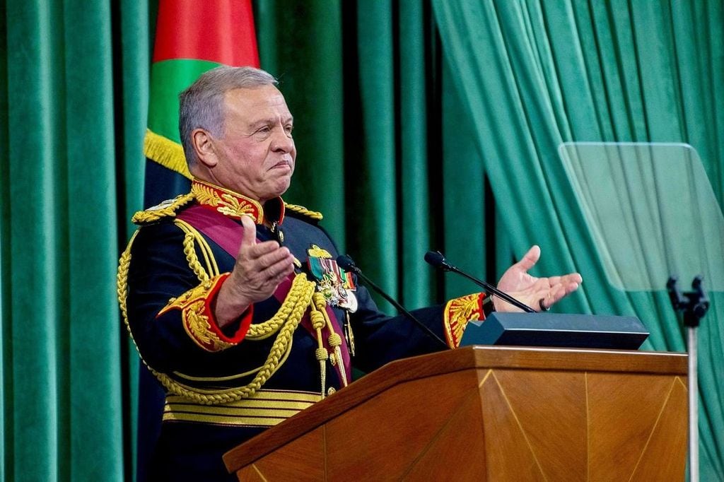 Plano medio del Rey Abdullah II de Jordania hablando durante el Consejo