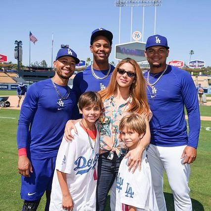 Shakira con sus hijos en el estadio de los Dodgers