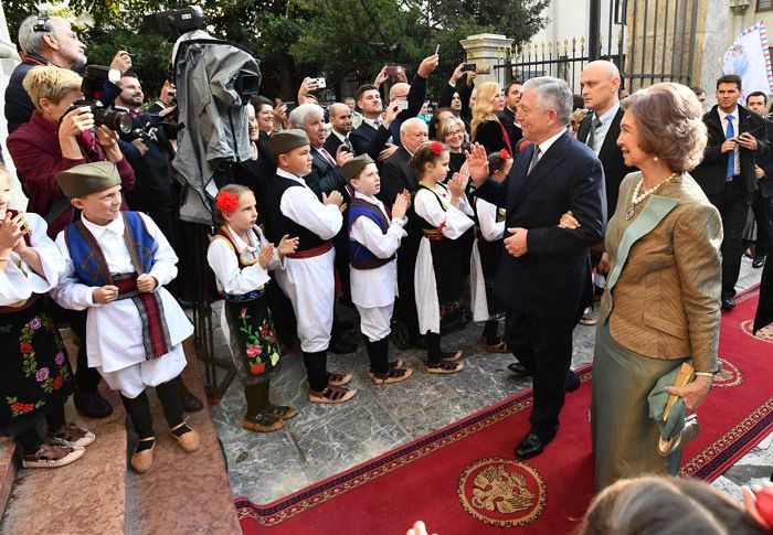 Alejandro de Serbia con la reina Sofía en la boda de su hijo