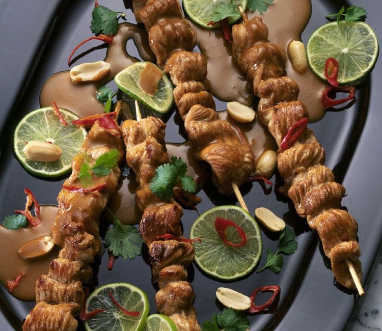 Brochetas de pavo con salsa de crema de cacahuete y lima