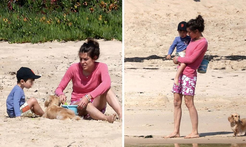 
Carlota disfruta con su hijo Balthazar, de dos años, haciendo castillos en la arena.
