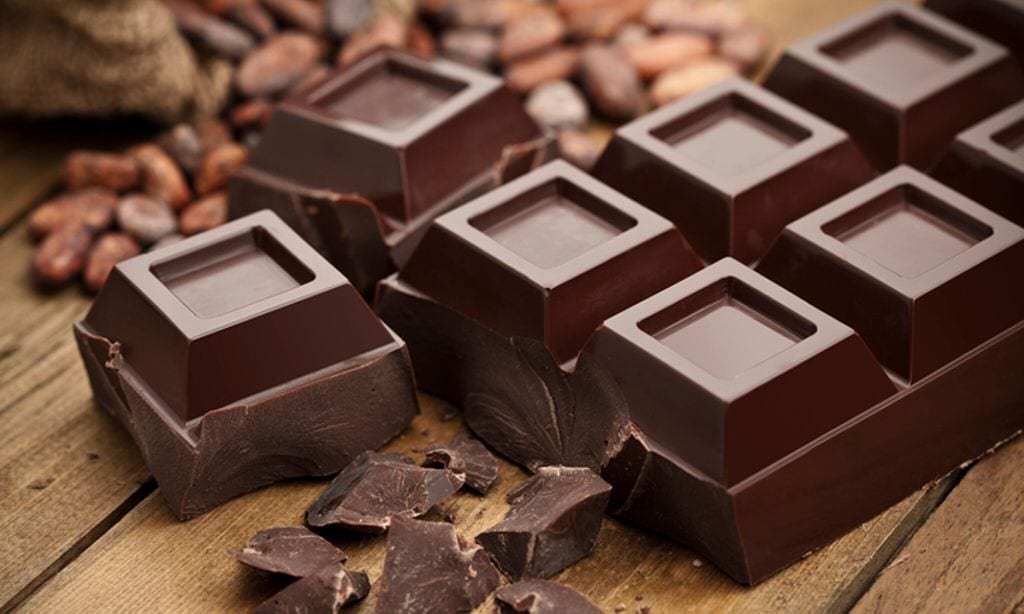 El chocolate oscuro es uno de los alimentos base de la dieta Sirtfood