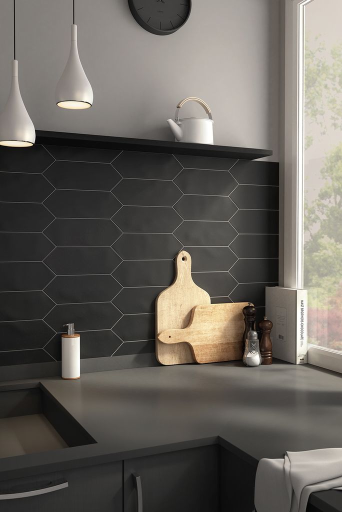 Pared de cocina con azulejos negros