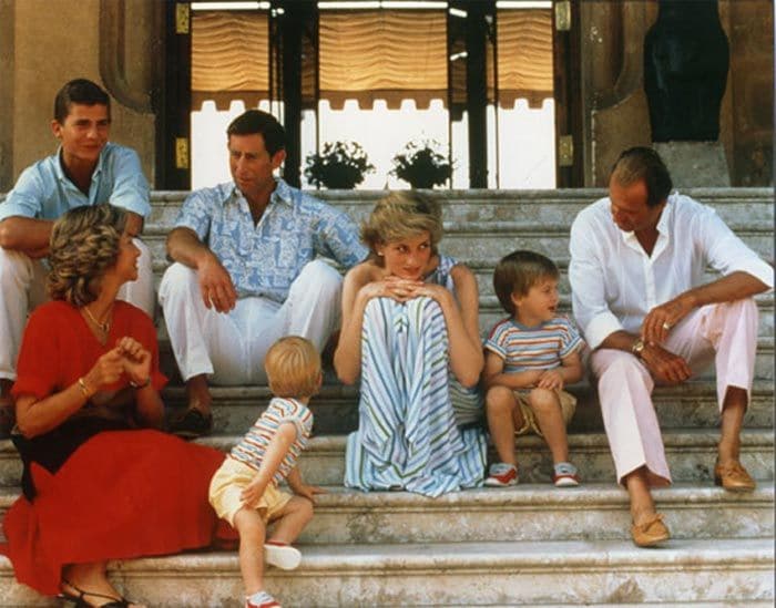 La Familia Real española compartió vacaciones y posado veraniego con la familia del Príncipe de Gales allá en agosto de 1987 en Palma
