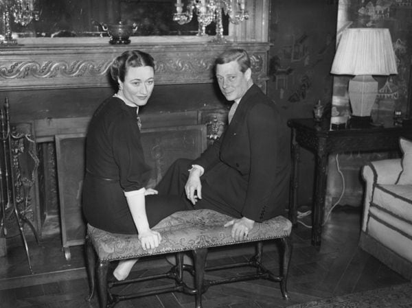 Los historiadores de la época aseguran que el aire de mujer enigmática, fuerte y diferente al círculo al que él estaba acostumbrado fue lo que le atrajo de Wallis Simpson 