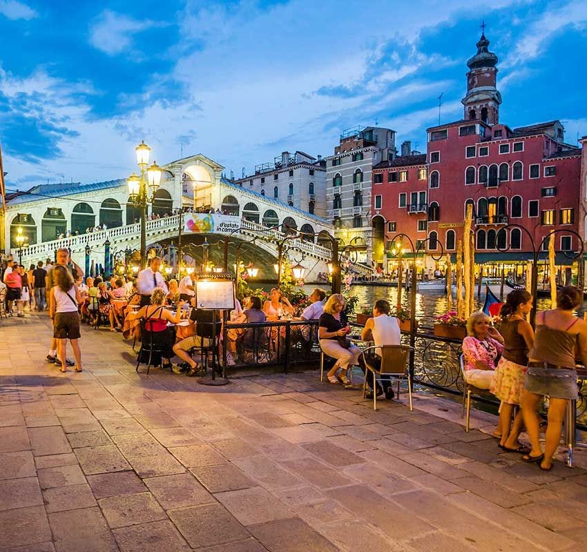 Restaurantes junto al puente de Rialto, Venecia