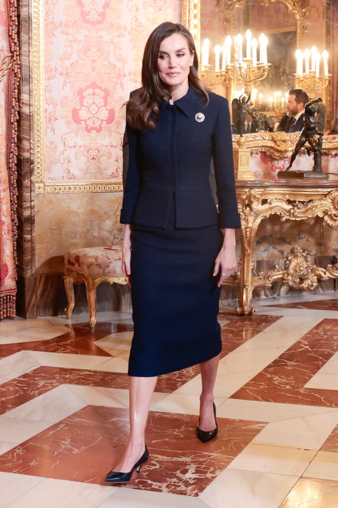 La reina Letizia viste un traje de tweed navy y su broche de perlas