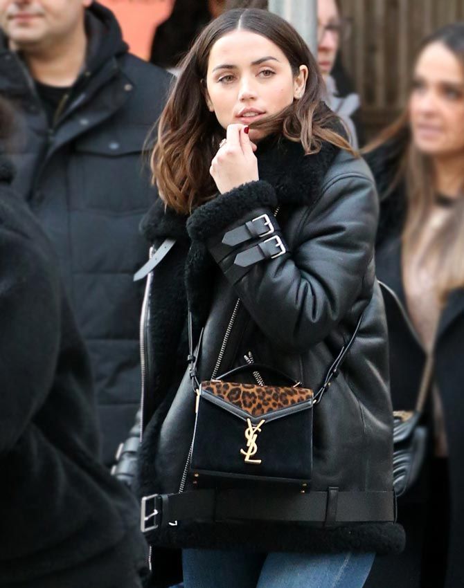 Ana de Armas, bolso estampado animal