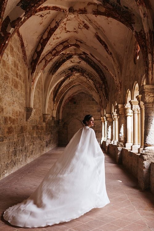 Vestido de novia viral con capa