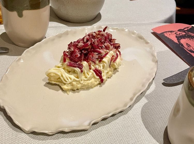 Ensaladilla bien coronada de jamón ibérico de bellota