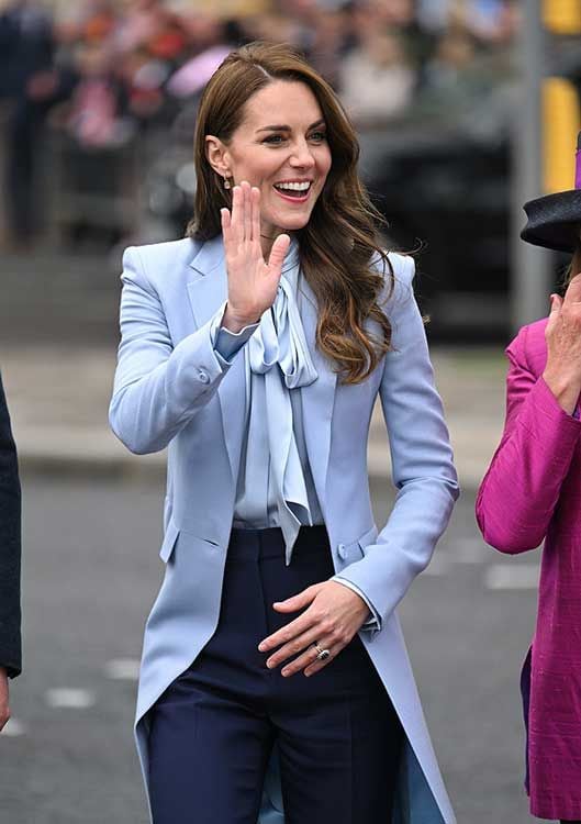 Kate Middleton vestida de azul 