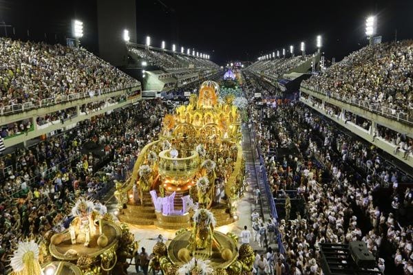 Las espectaculares carrozas hicieron las delicias de los miles de espectadores que un año más han vivido la magia de este carnaval 