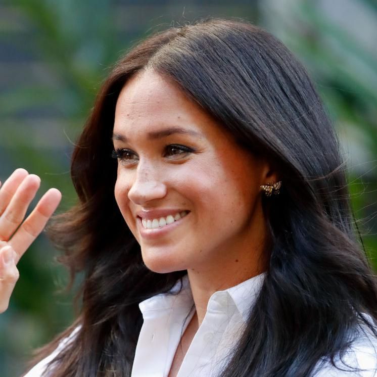 meghan markle con zarcillos de mariposas