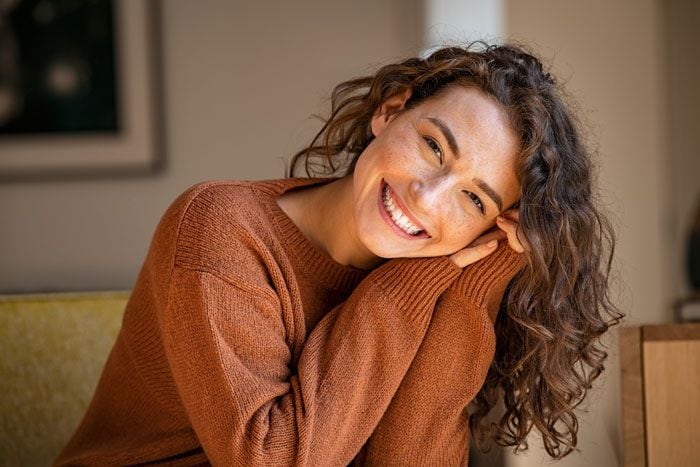 mujer con una bonita sonrisa