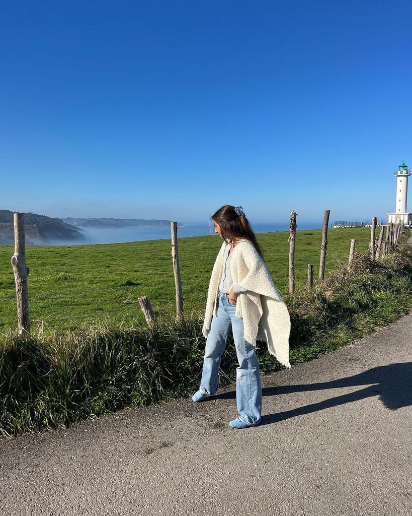 Influencer con look básico y capa