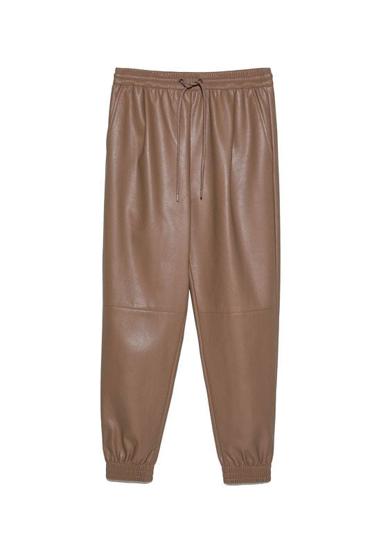 pantalones cuero camel zara