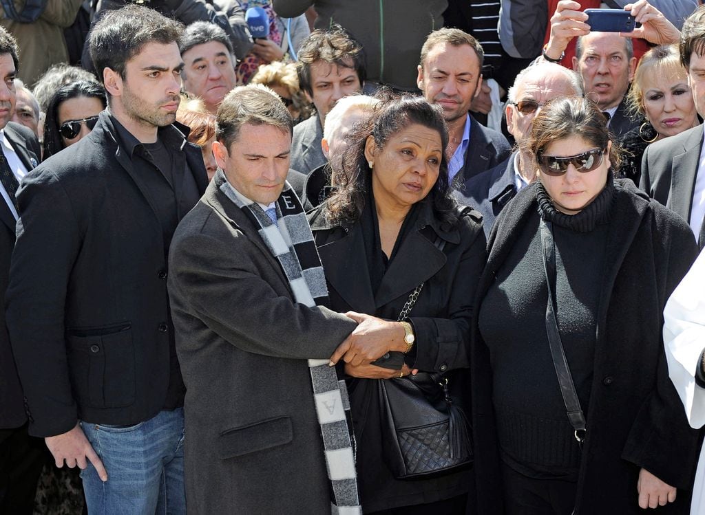 Thais y su hermano Zeus en el entierro de Sara Montiel (2013)