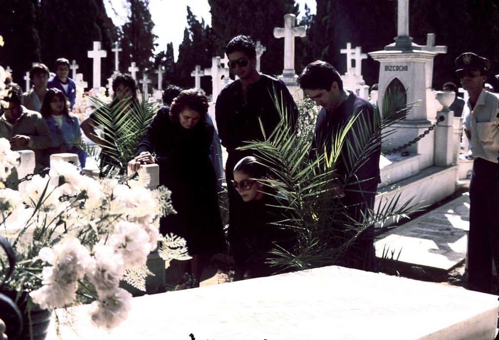 LA CANTANTE ISABEL PANTOJA JUNTO A SU MADRE ANA MARTIN Y SUS HERMANOS AGUSTIN Y BERNARDO PANTOJA DURANTE EL ENTIERRO DE SU MARIDO , EL TORERO FRANCISCO RIVERA "PAQUIRRI" 27/09/1984 SEVILLA