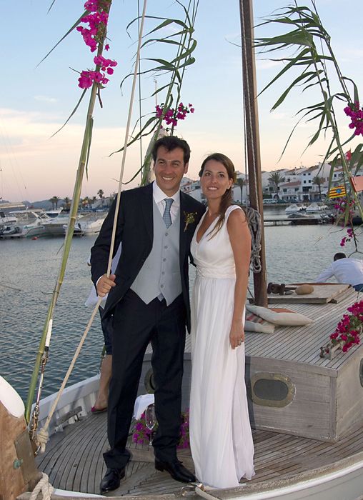 Tras la ceremonia religiosa, los novios y sus invitados se desplazaron después a un restaurante situado en primera línea de la bahía de Fornells, donde degustaron un menú de productos menorquines